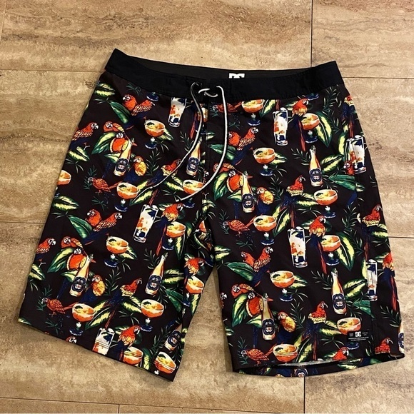 DC Shoes Boardshorts Mens 34 Swim Trunks Hawaiian Topical Parrot Drinks - Picture 1 of 10